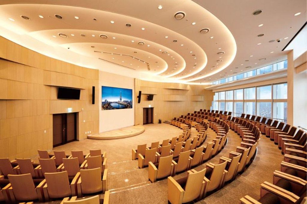Architettura circolare contemporanea, simbolo di dialogo, confronto strategico e visione condivisa tra imprenditori e vertici aziendali.