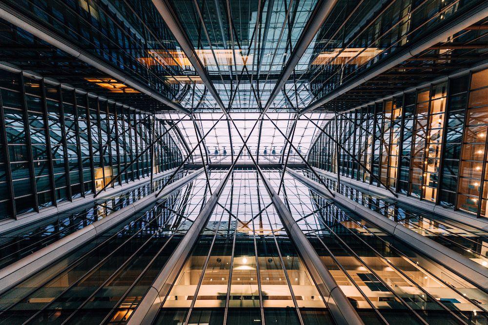 Architettura contemporanea con prospettive convergenti, simbolo di connessioni e nuove opportunità per le imprese